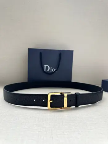 这款 35 毫米腰带融合典雅气质与 Dior 的摩登风范 双面牛皮设计 采用光滑牛皮革制作 另一面为黑色 金色饰面黄铜腰带扣搭配镌刻有 DIOR 标志的腰带环 精致高雅 可与各式正装搭配提升格调 