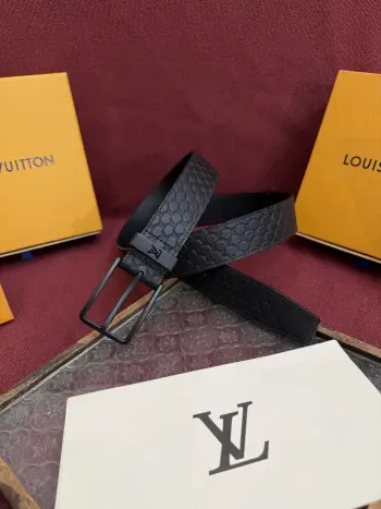 LV 腰带出自 2025新款压字母Monogram 花卉 展现西部牛仔的灵感启发 宽度3.5cm双重缝线穿梭于皮革内外两侧 成就多种造型可能 
