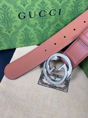 Gucci.古驰全套包装 配饰不断为经典注入新意 焕新演绎品牌典藏素 在这款腰带上 其独特的创意和革新 赋予整个造型以别致魅力 这款腰带以匠心打造 巧妙融入流行风格 时尚人士的衣着品位的必备品 皮带宽度 4.0cm