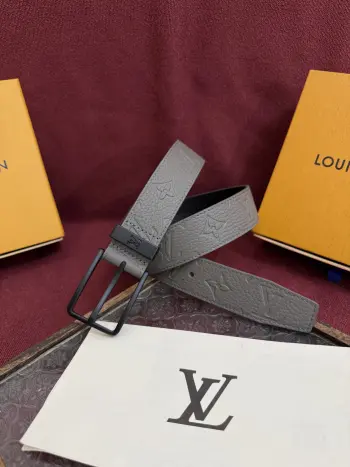 LV 腰带出自 2025新款压字母Monogram 花卉 展现西部牛仔的灵感启发 宽度3.5cm双重缝线穿梭于皮革内外两侧 成就多种造型可能 