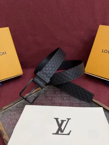 LV 腰带出自 2025新款压字母Monogram 花卉 展现西部牛仔的灵感启发 宽度3.5cm双重缝线穿梭于皮革内外两侧 成就多种造型可能 