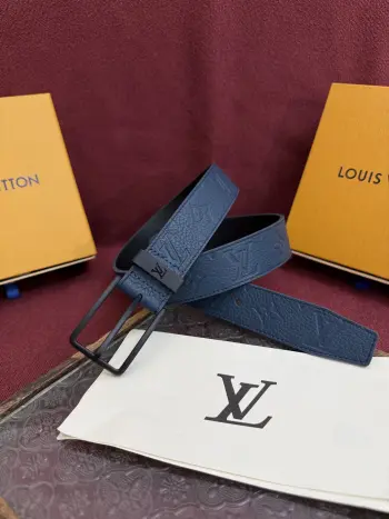 LV 腰带出自 2025新款压字母Monogram 花卉 展现西部牛仔的灵感启发 宽度3.5cm双重缝线穿梭于皮革内外两侧 成就多种造型可能 