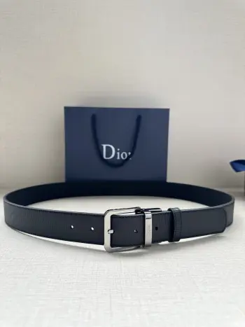 这款 35 毫米腰带融合典雅气质与 Dior 的摩登风范 双面牛皮设计 采用光滑牛皮革制作 另一面为黑色 金色饰面黄铜腰带扣搭配镌刻有 DIOR 标志的腰带环 精致高雅 可与各式正装搭配提升格调 