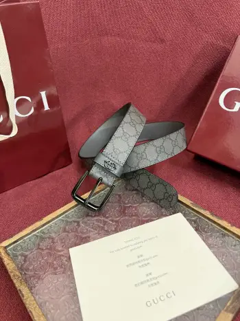Gucci 款号 673921 FABY3 1244 表面材料是灰色定制PVC 宽度3.5cm 皮圈缝制立体GG五金配饰 方形简约针扣