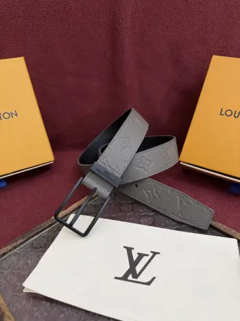 LV 腰带出自 2025新款压字母Monogram 花卉 展现西部牛仔的灵感启发 宽度3.5cm双重缝线穿梭于皮革内外两侧 成就多种造型可能 