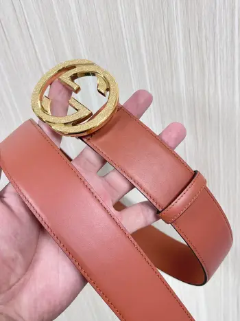 Gucci.古驰全套包装 配饰不断为经典注入新意 焕新演绎品牌典藏素 在这款腰带上 其独特的创意和革新 赋予整个造型以别致魅力 这款腰带以匠心打造 巧妙融入流行风格 时尚人士的衣着品位的必备品 皮带宽度 4.0cm