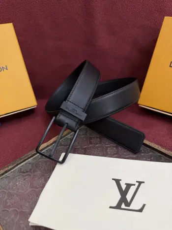 LV 腰带出自 2025新款压字母Monogram 花卉 展现西部牛仔的灵感启发 宽度3.5cm双重缝线穿梭于皮革内外两侧 成就多种造型可能 