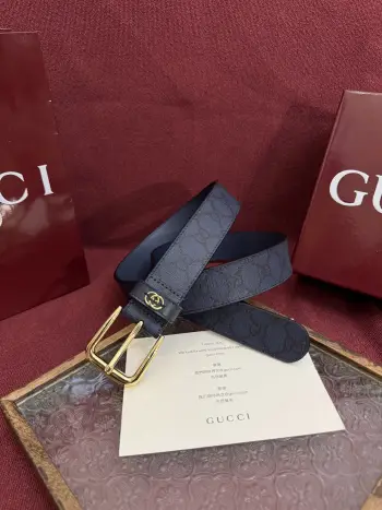 Gucci 款号 673921 FABY3 8442 表面材料是蓝色定制PVC 宽度3.5cm 皮圈缝制立体GG五金配饰 方形简约针扣