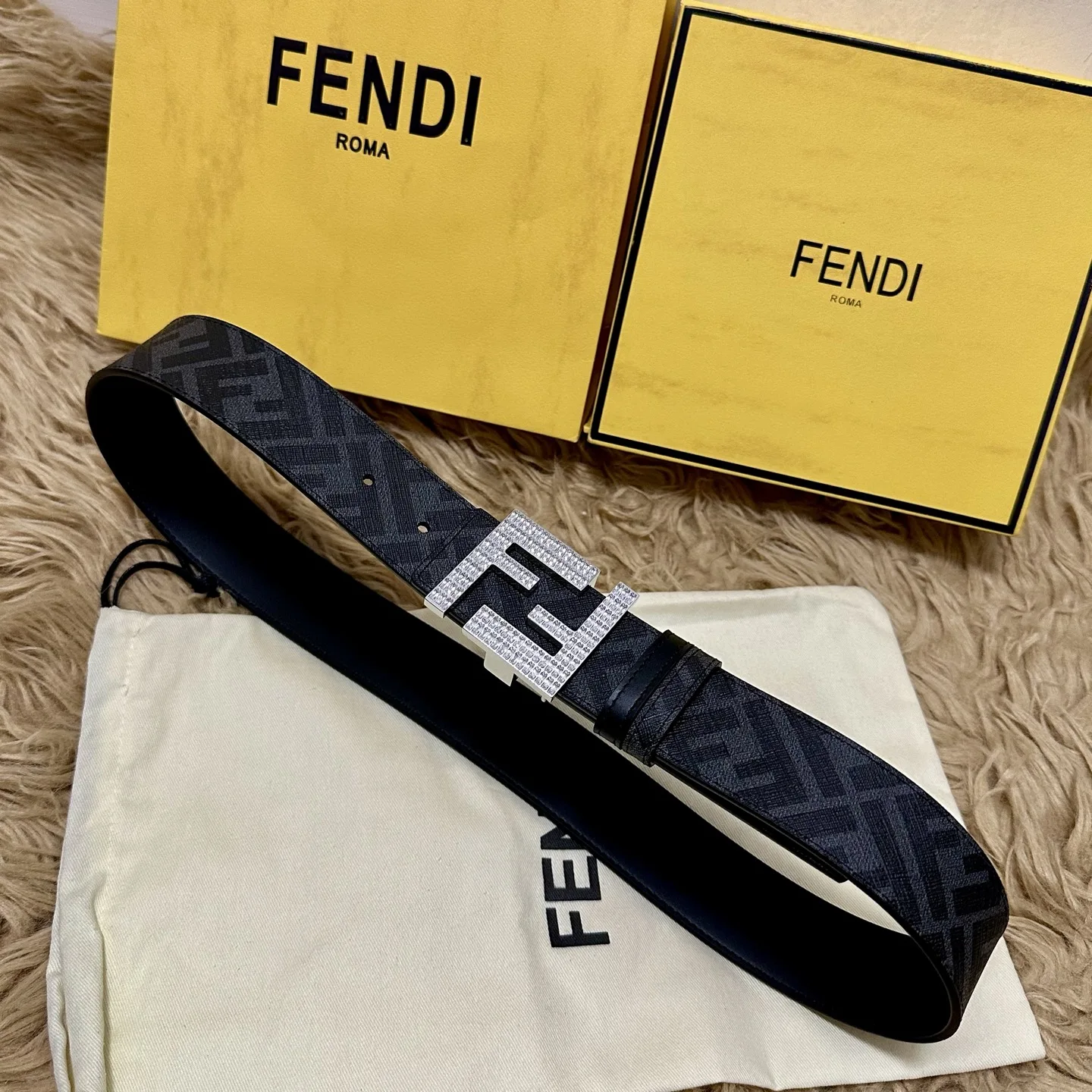 原单芬迪皮带|高仿芬迪皮带|精仿芬迪皮带|一比一芬迪皮带FENDI 芬迪 全套包装 专柜同款 宽4.0CM 双环正反用腰带 FF按钉搭扣 黑色Cuoio Romano皮革材质 反面面料带有烟草黄和黑色FF图案 四方金属饰面 时尚经典 百搭款