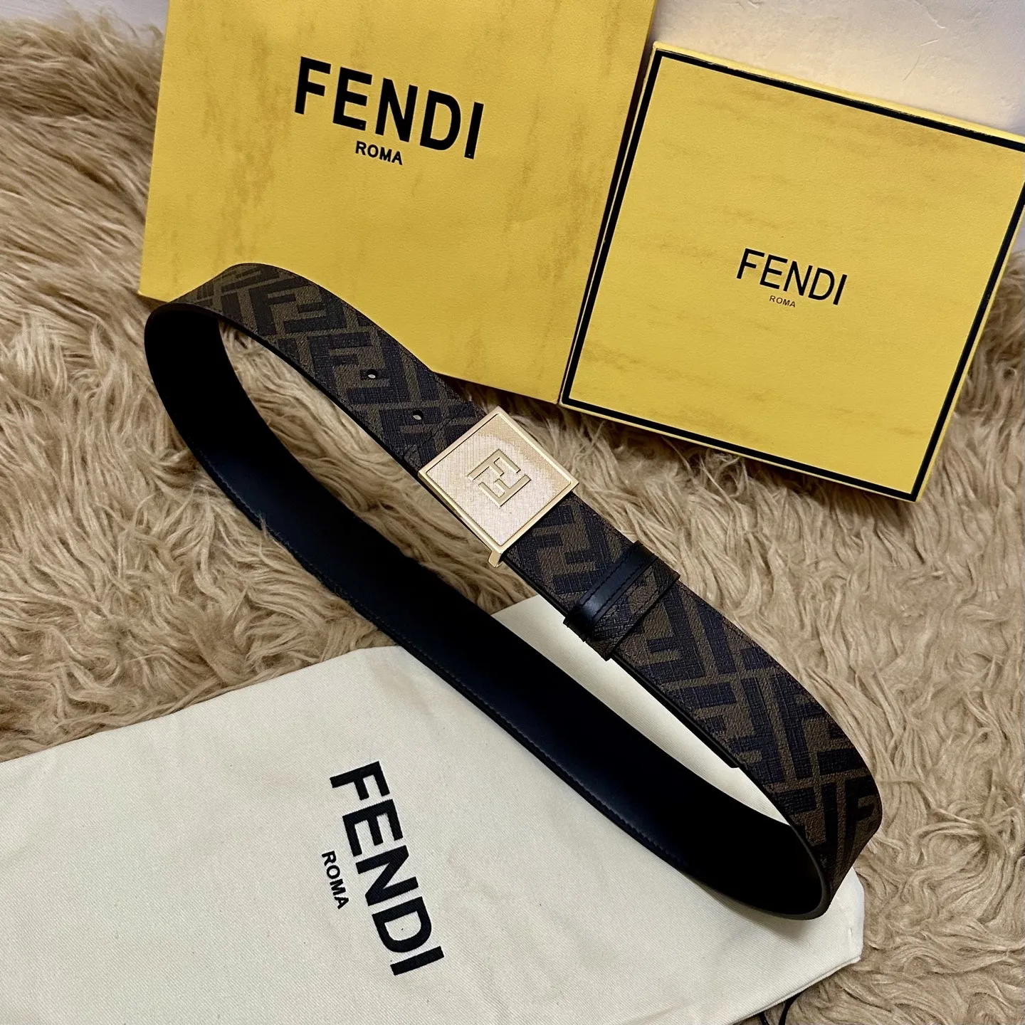 原单芬迪皮带|高仿芬迪皮带|精仿芬迪皮带|一比一芬迪皮带FENDI 芬迪 全套包装 专柜同款 宽4.0CM 双环正反用腰带 FF按钉搭扣 黑色Cuoio Romano皮革材质 反面面料带有烟草黄和黑色FF图案 四方金属饰面 时尚经典 百搭款