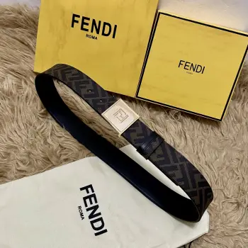 FENDI 芬迪 全套包装 专柜同款 宽4.0CM 双环正反用腰带 FF按钉搭扣 黑色Cuoio Romano皮革材质 反面面料带有烟草黄和黑色FF图案 四方金属饰面 时尚经典 百搭款