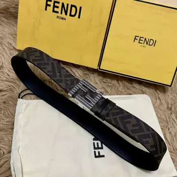 FENDI 芬迪 全套包装 专柜同款 宽4.0CM 双环正反用腰带 FF按钉搭扣 黑色Cuoio Romano皮革材质 反面面料带有烟草黄和黑色FF图案 四方金属饰面 时尚经典 百搭款