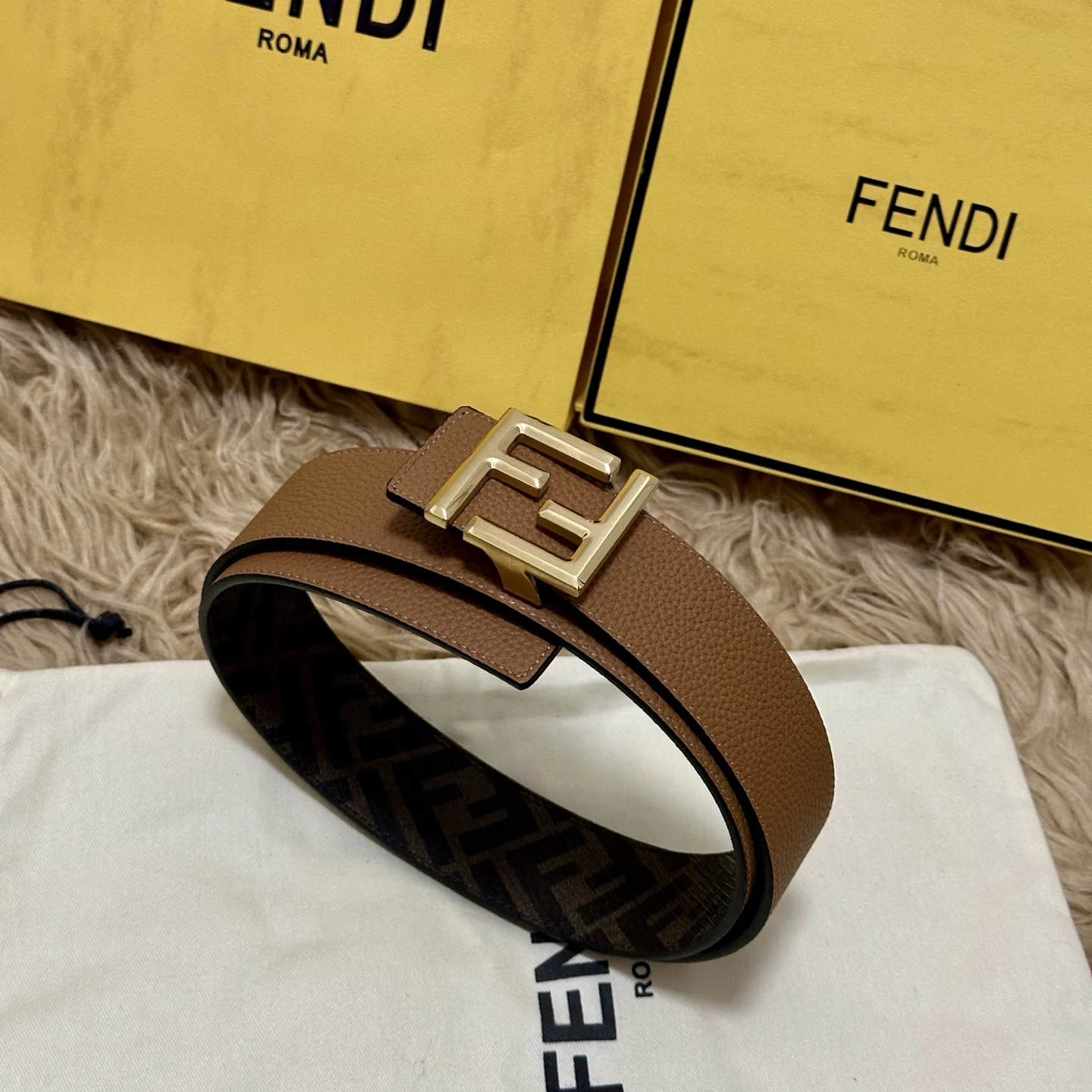 原单芬迪皮带|高仿芬迪皮带|精仿芬迪皮带|一比一芬迪皮带FENDI 芬迪 全套包装 专柜同款 宽4.0CM 双环正反用腰带 FF按钉搭扣 黑色Cuoio Romano皮革材质 反面面料带有烟草黄和黑色FF图案 四方金属饰面 时尚经典 百搭款