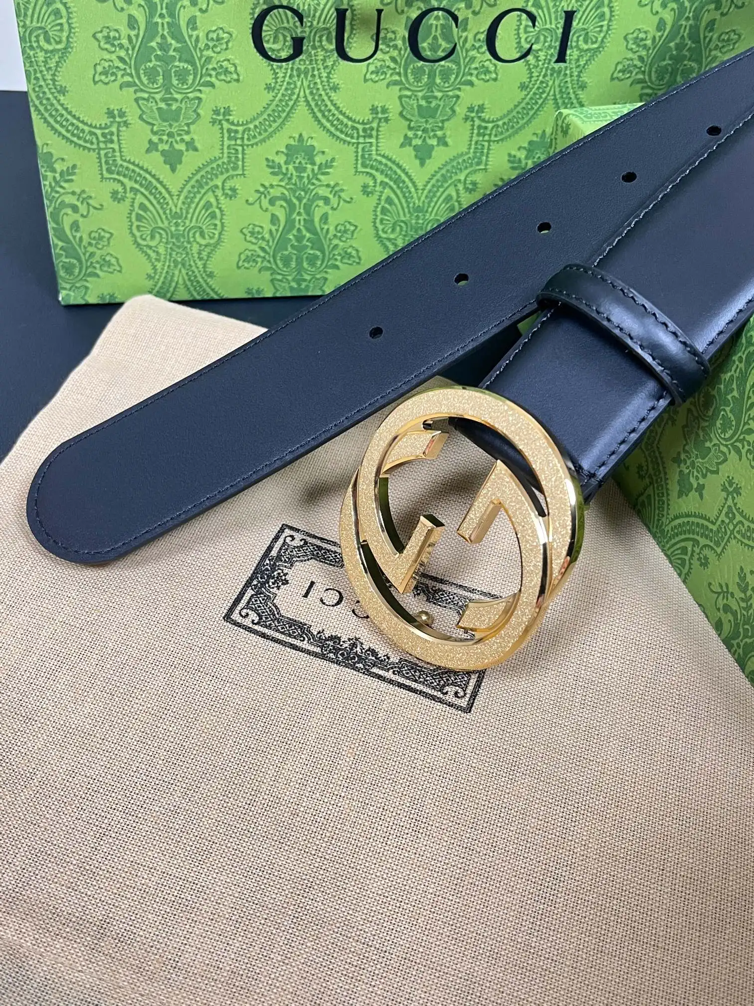 原单古奇皮带|高仿古奇皮带|精仿古奇皮带|一比一古奇皮带Gucci.古驰全套包装 配饰不断为经典注入新意 焕新演绎品牌典藏素 在这款腰带上 其独特的创意和革新 赋予整个造型以别致魅力 这款腰带以匠心打造 巧妙融入流行风格 时尚人士的衣着品位的必备品 皮带宽度 4.0cm