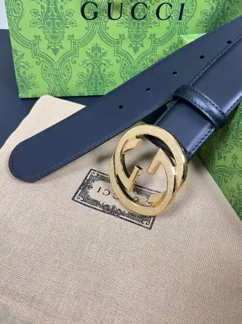 Gucci.古驰全套包装 配饰不断为经典注入新意 焕新演绎品牌典藏素 在这款腰带上 其独特的创意和革新 赋予整个造型以别致魅力 这款腰带以匠心打造 巧妙融入流行风格 时尚人士的衣着品位的必备品 皮带宽度 4.0cm