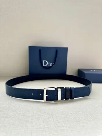 这款 35 毫米腰带融合典雅气质与 Dior 的摩登风范 双面牛皮设计 采用光滑牛皮革制作 另一面为黑色 金色饰面黄铜腰带扣搭配镌刻有 DIOR 标志的腰带环 精致高雅 可与各式正装搭配提升格调 