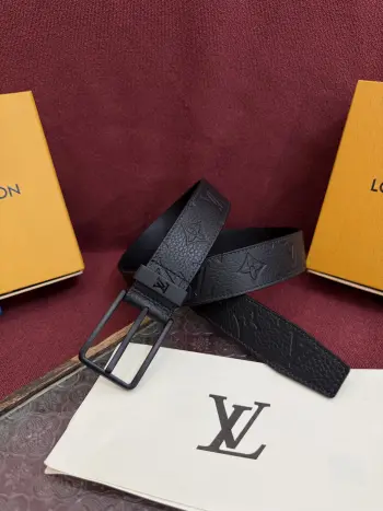 LV 腰带出自 2025新款压字母Monogram 花卉 展现西部牛仔的灵感启发 宽度3.5cm双重缝线穿梭于皮革内外两侧 成就多种造型可能 