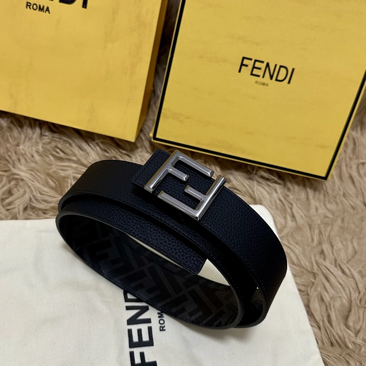 原单芬迪皮带|高仿芬迪皮带|精仿芬迪皮带|一比一芬迪皮带FENDI 芬迪 全套包装 专柜同款 宽4.0CM 双环正反用腰带 FF按钉搭扣 黑色Cuoio Romano皮革材质 反面面料带有烟草黄和黑色FF图案 四方金属饰面 时尚经典 百搭款