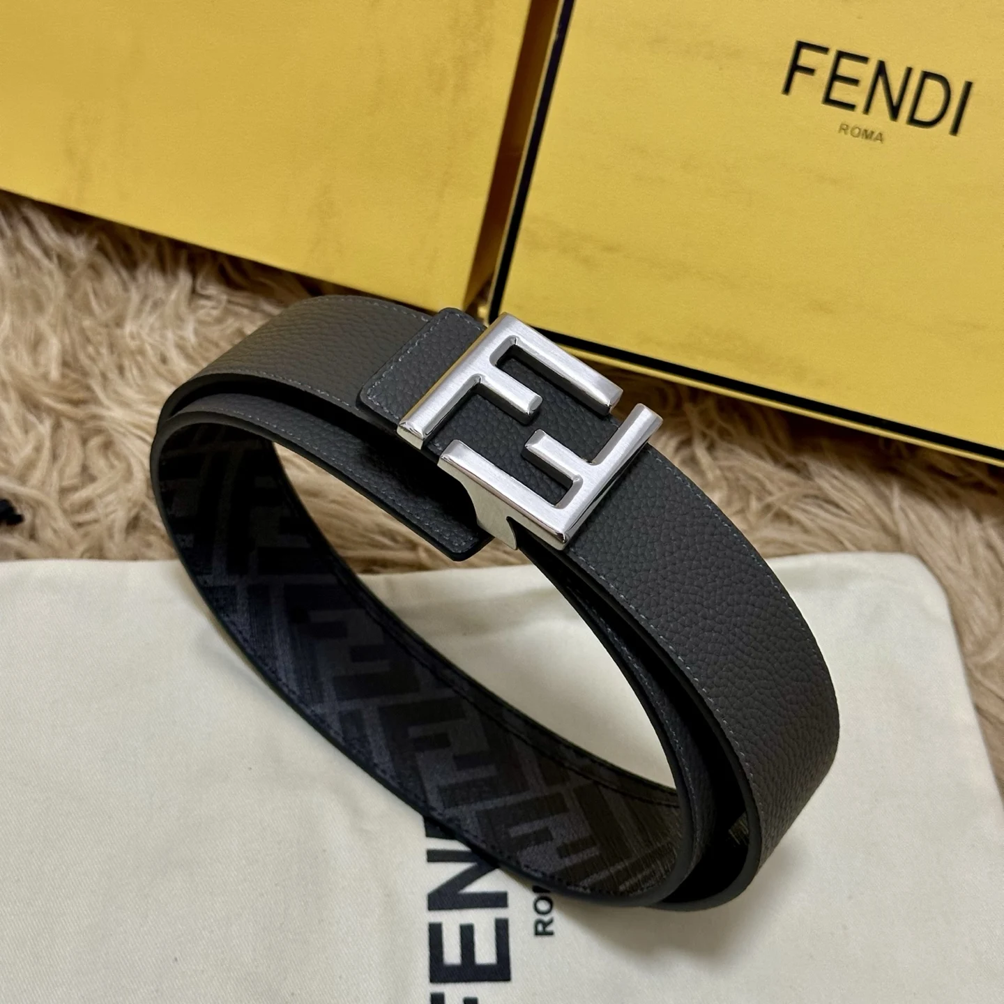 原单芬迪皮带|高仿芬迪皮带|精仿芬迪皮带|一比一芬迪皮带FENDI 芬迪 全套包装 专柜同款 宽4.0CM 双环正反用腰带 FF按钉搭扣 黑色Cuoio Romano皮革材质 反面面料带有烟草黄和黑色FF图案 四方金属饰面 时尚经典 百搭款