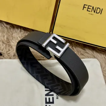 FENDI 芬迪 全套包装 专柜同款 宽4.0CM 双环正反用腰带 FF按钉搭扣 黑色Cuoio Romano皮革材质 反面面料带有烟草黄和黑色FF图案 四方金属饰面 时尚经典 百搭款