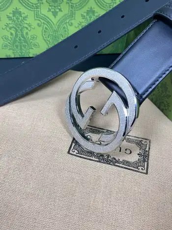 Gucci.古驰全套包装 配饰不断为经典注入新意 焕新演绎品牌典藏素 在这款腰带上 其独特的创意和革新 赋予整个造型以别致魅力 这款腰带以匠心打造 巧妙融入流行风格 时尚人士的衣着品位的必备品 皮带宽度 4.0cm