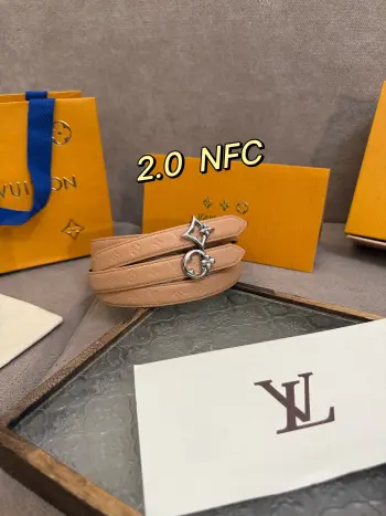 这款纤细而精致的LV Flowergram 20mm腰带散发出当代的优雅气息 其可翻转设计提供了两种选择 经典的Monogram帆布材质 或是更为低调的Monogram Empreinte小牛皮材质 但它的主要特色在于精致而柔美的女性化扣件 以金色调金属勾勒出双重的Monogram花卉图案 