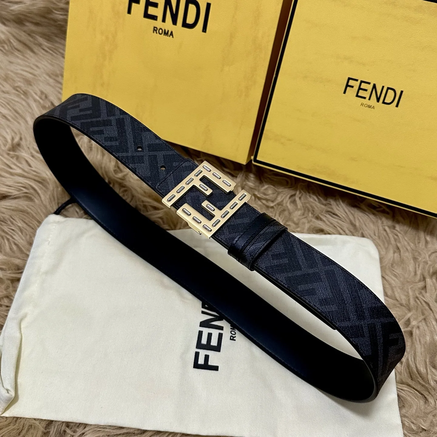 原单芬迪皮带|高仿芬迪皮带|精仿芬迪皮带|一比一芬迪皮带FENDI 芬迪 全套包装 专柜同款 宽4.0CM 双环正反用腰带 FF按钉搭扣 黑色Cuoio Romano皮革材质 反面面料带有烟草黄和黑色FF图案 四方金属饰面 时尚经典 百搭款