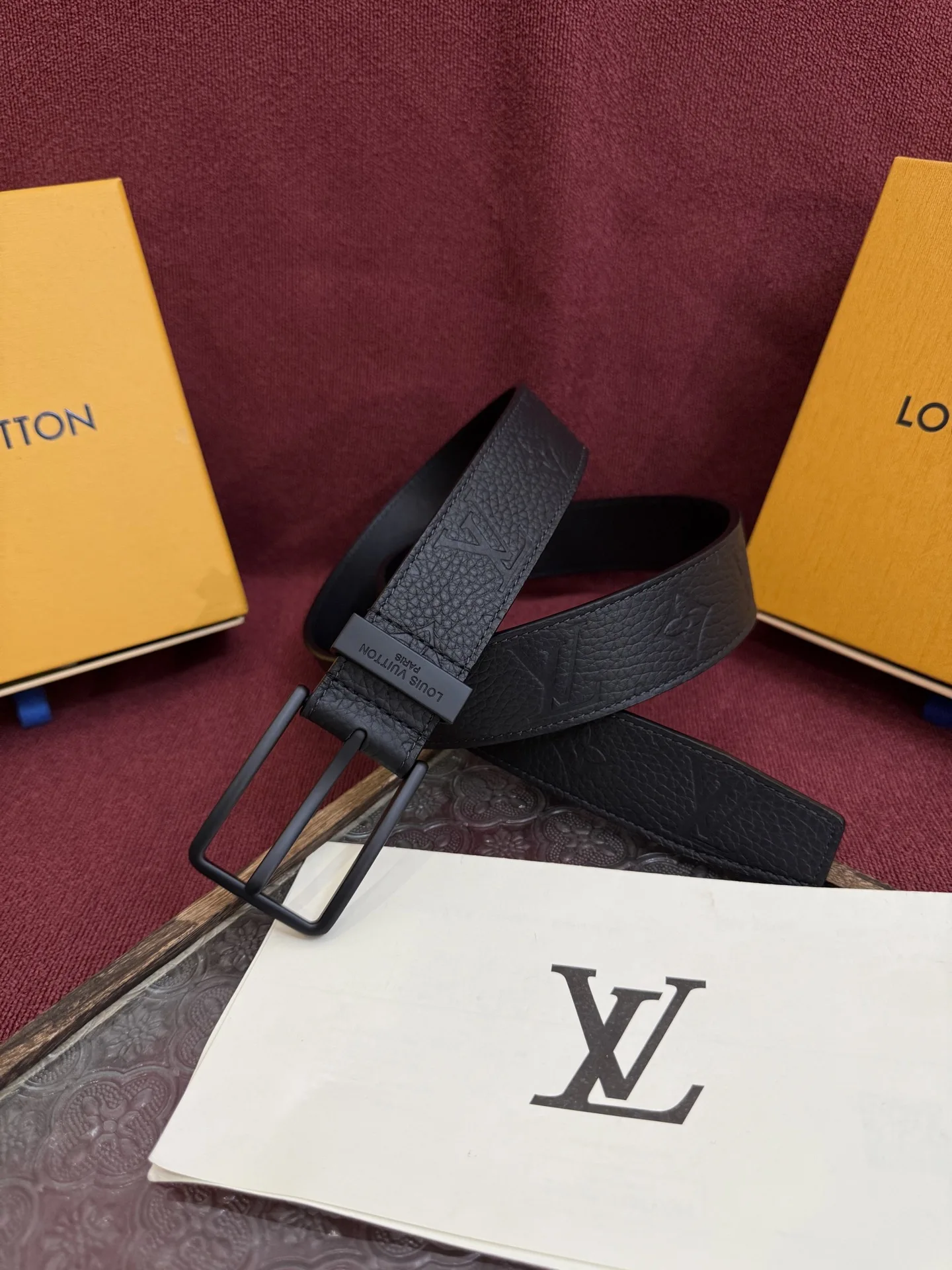 原单LV皮带|高仿LV皮带|精仿LV皮带|一比一LV皮带LV 腰带出自 2025新款压字母Monogram 花卉 展现西部牛仔的灵感启发 宽度3.5cm双重缝线穿梭于皮革内外两侧 成就多种造型可能 