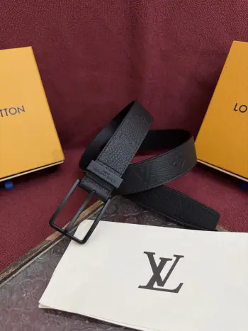 LV 腰带出自 2025新款压字母Monogram 花卉 展现西部牛仔的灵感启发 宽度3.5cm双重缝线穿梭于皮革内外两侧 成就多种造型可能 
