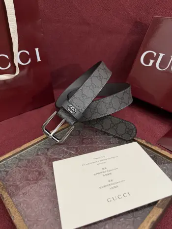 Gucci 款号 673921 FABY3 1244 表面材料是灰色定制PVC 宽度3.5cm 皮圈缝制立体GG五金配饰 方形简约针扣