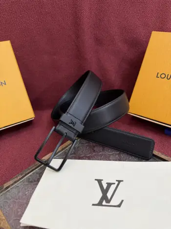 LV 腰带出自 2025新款压字母Monogram 花卉 展现西部牛仔的灵感启发 宽度3.5cm双重缝线穿梭于皮革内外两侧 成就多种造型可能 