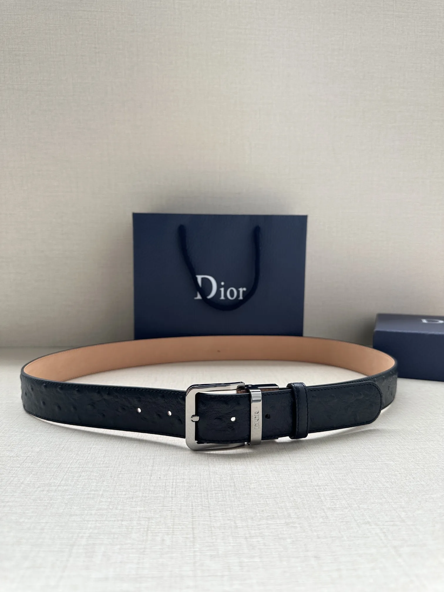 这款 35 毫米腰带融合典雅气质与 Dior 的摩登风范 双面牛皮设计 采用光滑牛皮革制作 另一面为黑色 金色饰面黄铜腰带扣搭配镌刻有 DIOR 标志的腰带环 精致高雅 可与各式正装搭配提升格调 
