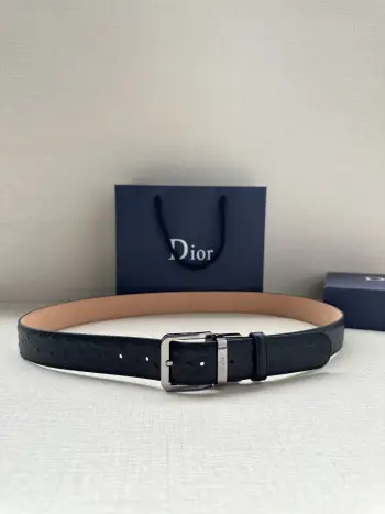 这款 35 毫米腰带融合典雅气质与 Dior 的摩登风范 双面牛皮设计 采用光滑牛皮革制作 另一面为黑色 金色饰面黄铜腰带扣搭配镌刻有 DIOR 标志的腰带环 精致高雅 可与各式正装搭配提升格调 