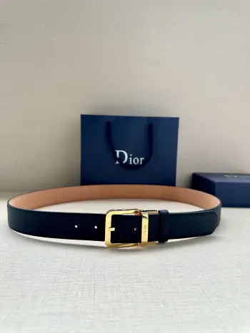 这款 35 毫米腰带融合典雅气质与 Dior 的摩登风范 双面牛皮设计 采用光滑牛皮革制作 另一面为黑色 金色饰面黄铜腰带扣搭配镌刻有 DIOR 标志的腰带环 精致高雅 可与各式正装搭配提升格调 