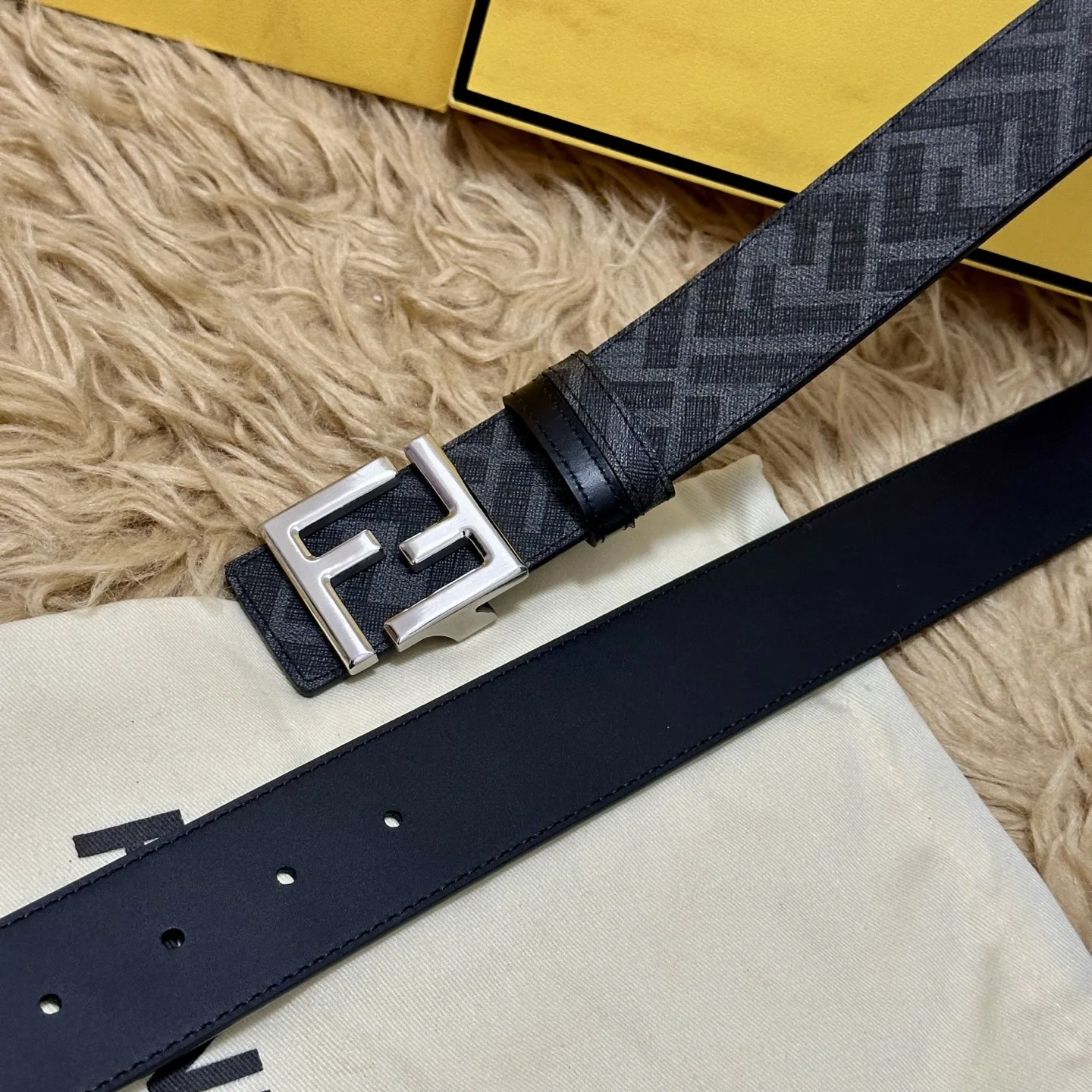 Fendi Cuoio Romano 4.0CM Reversible Belt with Double Loop for Men - Detail view 2