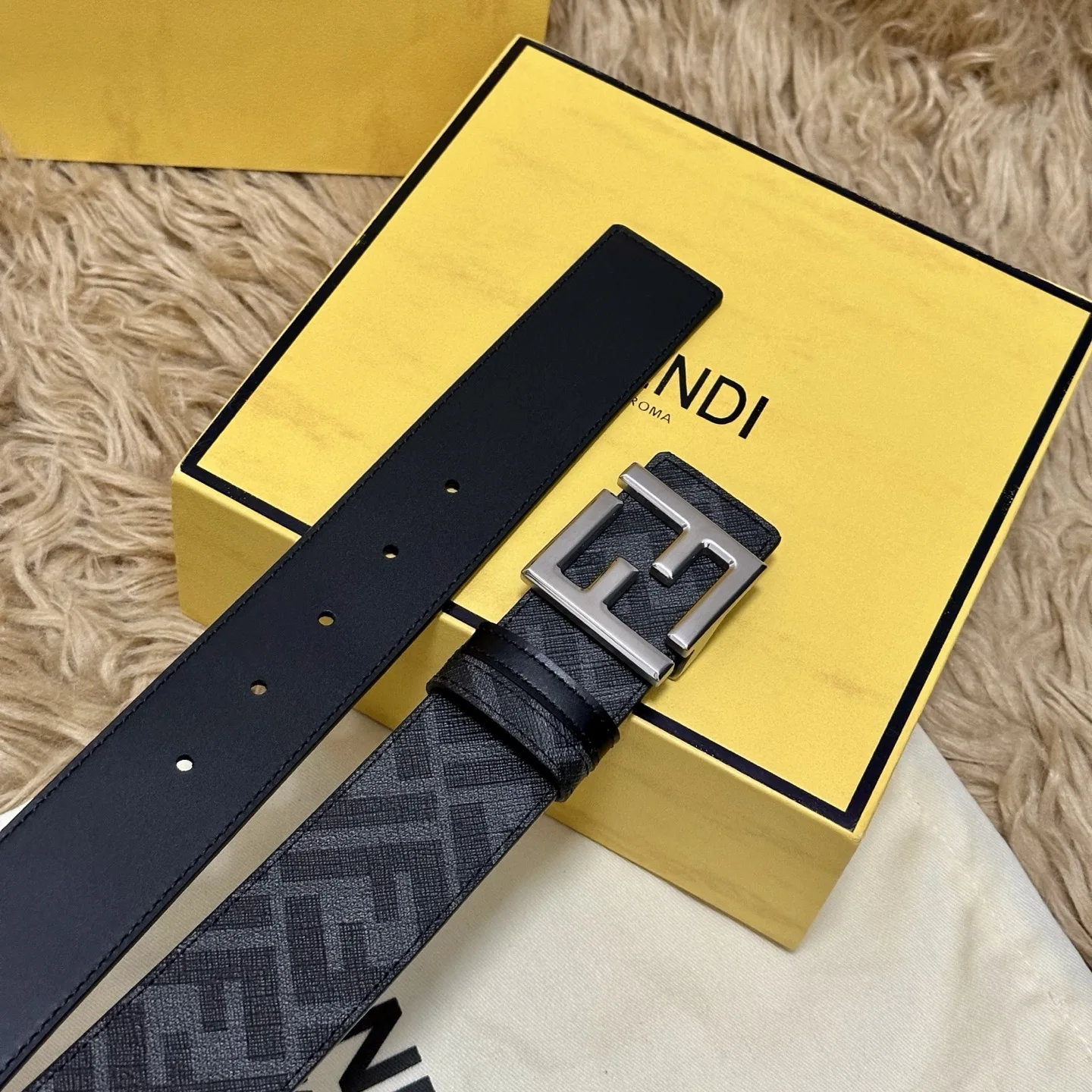 Fendi Cuoio Romano 4.0CM Reversible Belt with Double Loop for Men - Detail view 4