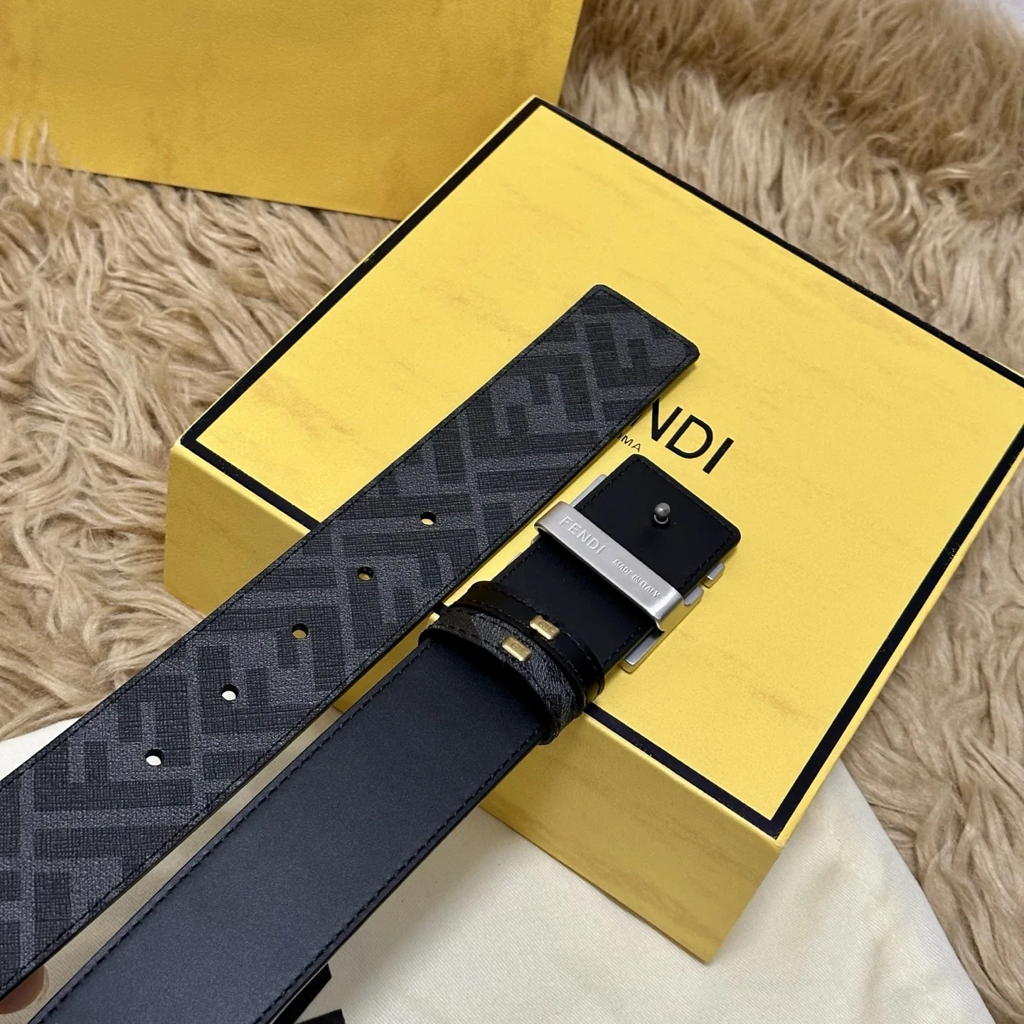 Fendi Cuoio Romano 4.0CM Reversible Belt with Double Loop for Men - Detail view 5