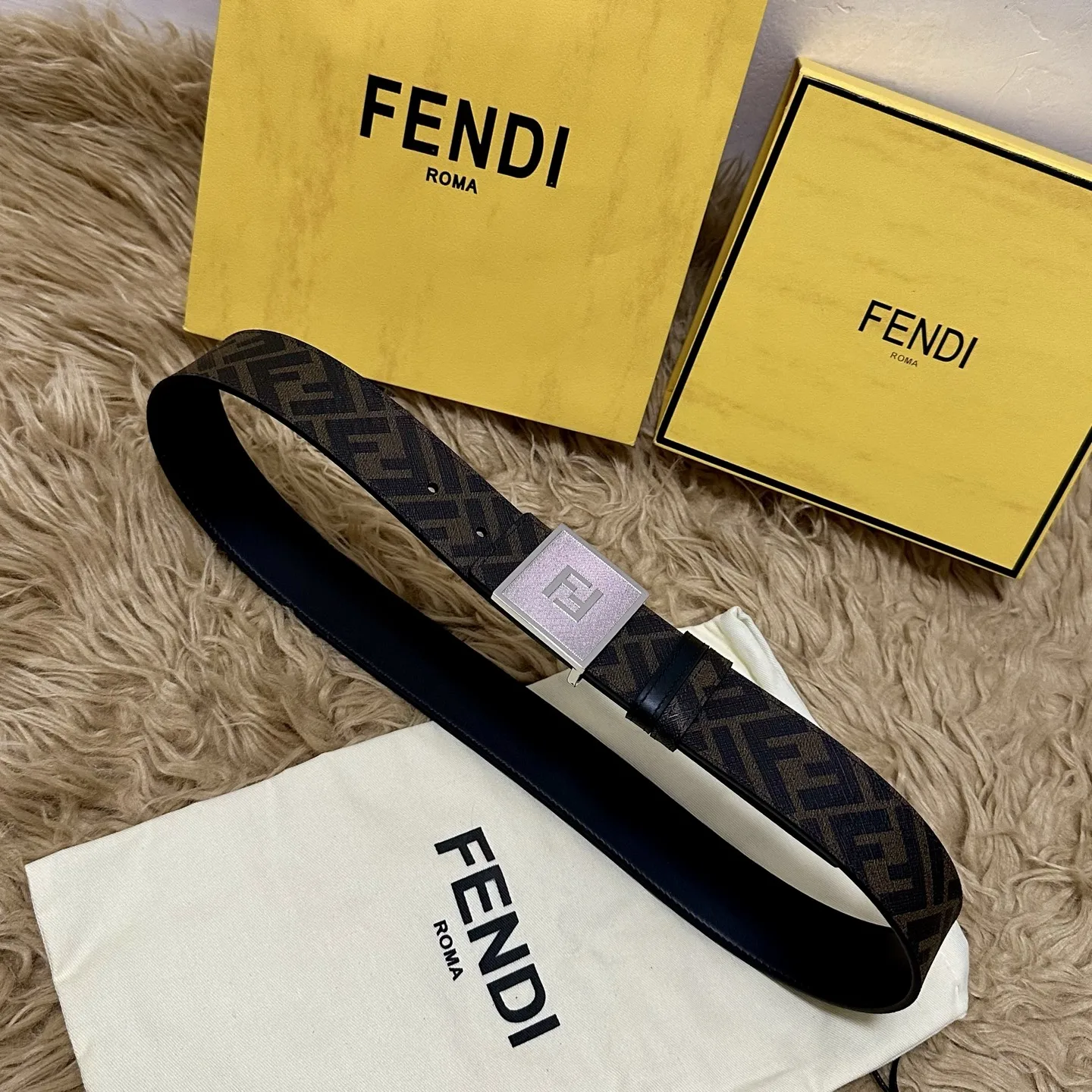 Fendi Cuoio Romano 4.0CM Reversible Belt with Double Loop for Men - Detail view 1