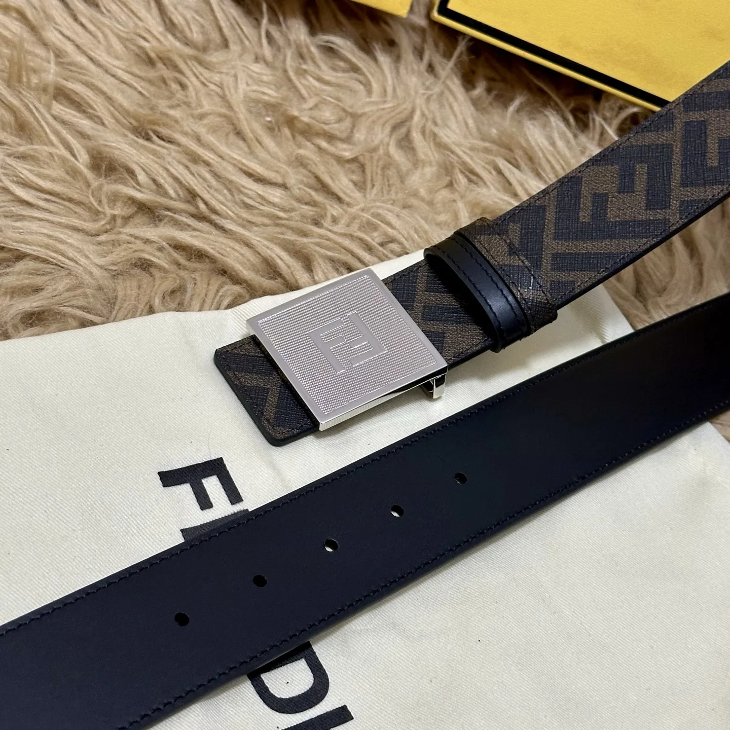 Fendi Cuoio Romano 4.0CM Reversible Belt with Double Loop for Men - Detail view 2