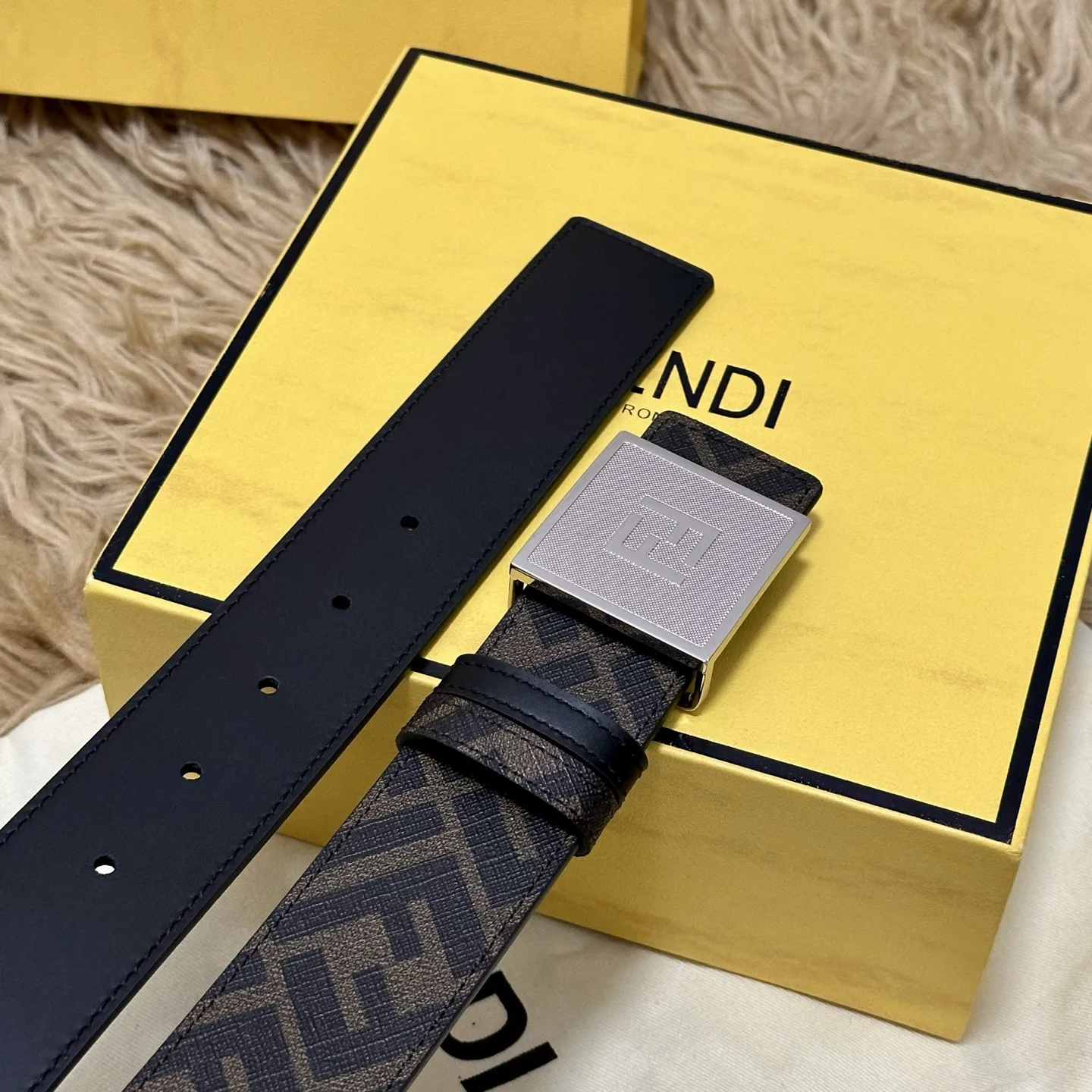 Fendi Cuoio Romano 4.0CM Reversible Belt with Double Loop for Men - Detail view 4