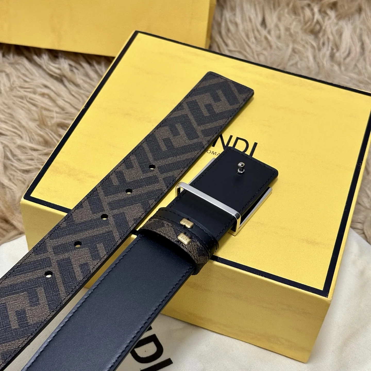 Fendi Cuoio Romano 4.0CM Reversible Belt with Double Loop for Men - Detail view 5