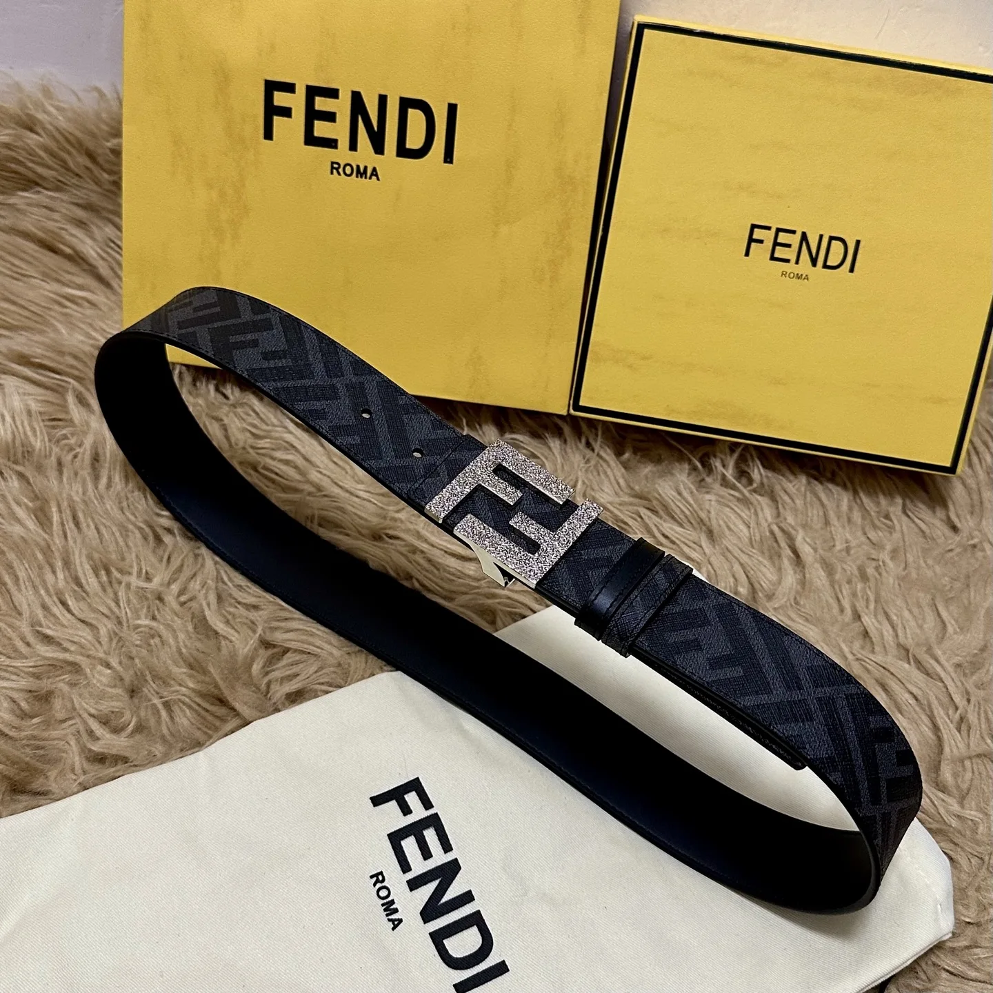 原单芬迪皮带|高仿芬迪皮带|精仿芬迪皮带|一比一芬迪皮带FENDI 芬迪 全套包装 专柜同款 宽4.0CM 双环正反用腰带 FF按钉搭扣 黑色Cuoio Romano皮革材质 反面面料带有烟草黄和黑色FF图案 四方金属饰面 时尚经典 百搭款