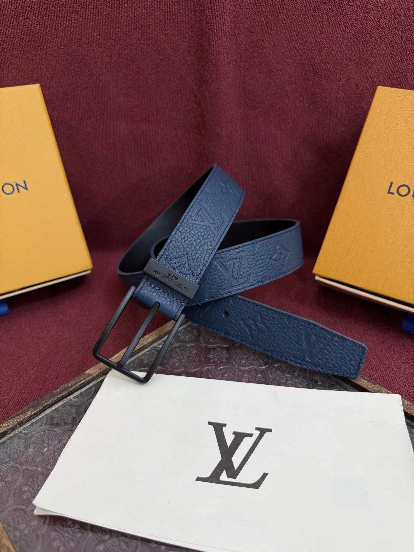 原单LV皮带|高仿LV皮带|精仿LV皮带|一比一LV皮带LV 腰带出自 2025新款压字母Monogram 花卉 展现西部牛仔的灵感启发 宽度3.5cm双重缝线穿梭于皮革内外两侧 成就多种造型可能 