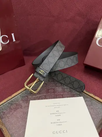 Gucci 款号 673921 FABY3 1244 表面材料是灰色定制PVC 宽度3.5cm 皮圈缝制立体GG五金配饰 方形简约针扣