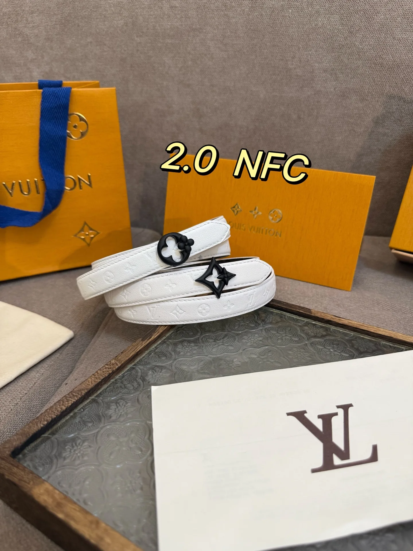 原单LV皮带|高仿LV皮带|精仿LV皮带|一比一LV皮带这款纤细而精致的LV Flowergram 20mm腰带散发出当代的优雅气息 其可翻转设计提供了两种选择 经典的Monogram帆布材质 或是更为低调的Monogram Empreinte小牛皮材质 但它的主要特色在于精致而柔美的女性化扣件 以金色调金属勾勒出双重的Monogram花卉图案 