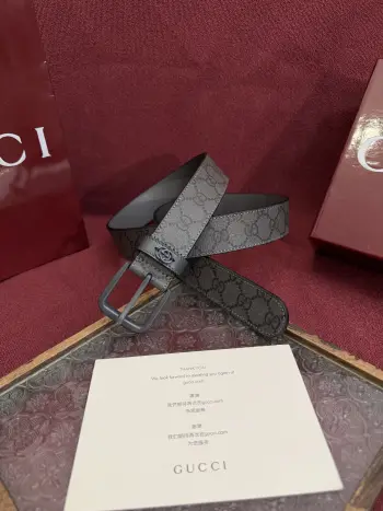 Gucci 款号 673921 FABY3 1244 表面材料是灰色定制PVC 宽度3.5cm 皮圈缝制立体GG五金配饰 方形简约针扣