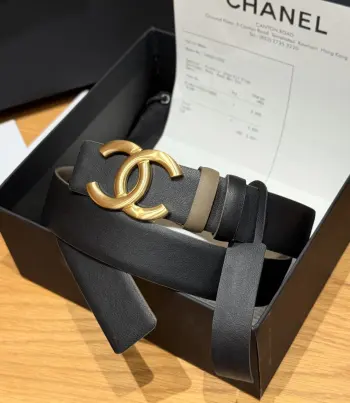 香家双面女士腰带这款采用头层牛皮制作 24p cc金色饰面logo扣 黄铜金属 双面小牛皮腰带 日常百搭款.宽度 3.0cm