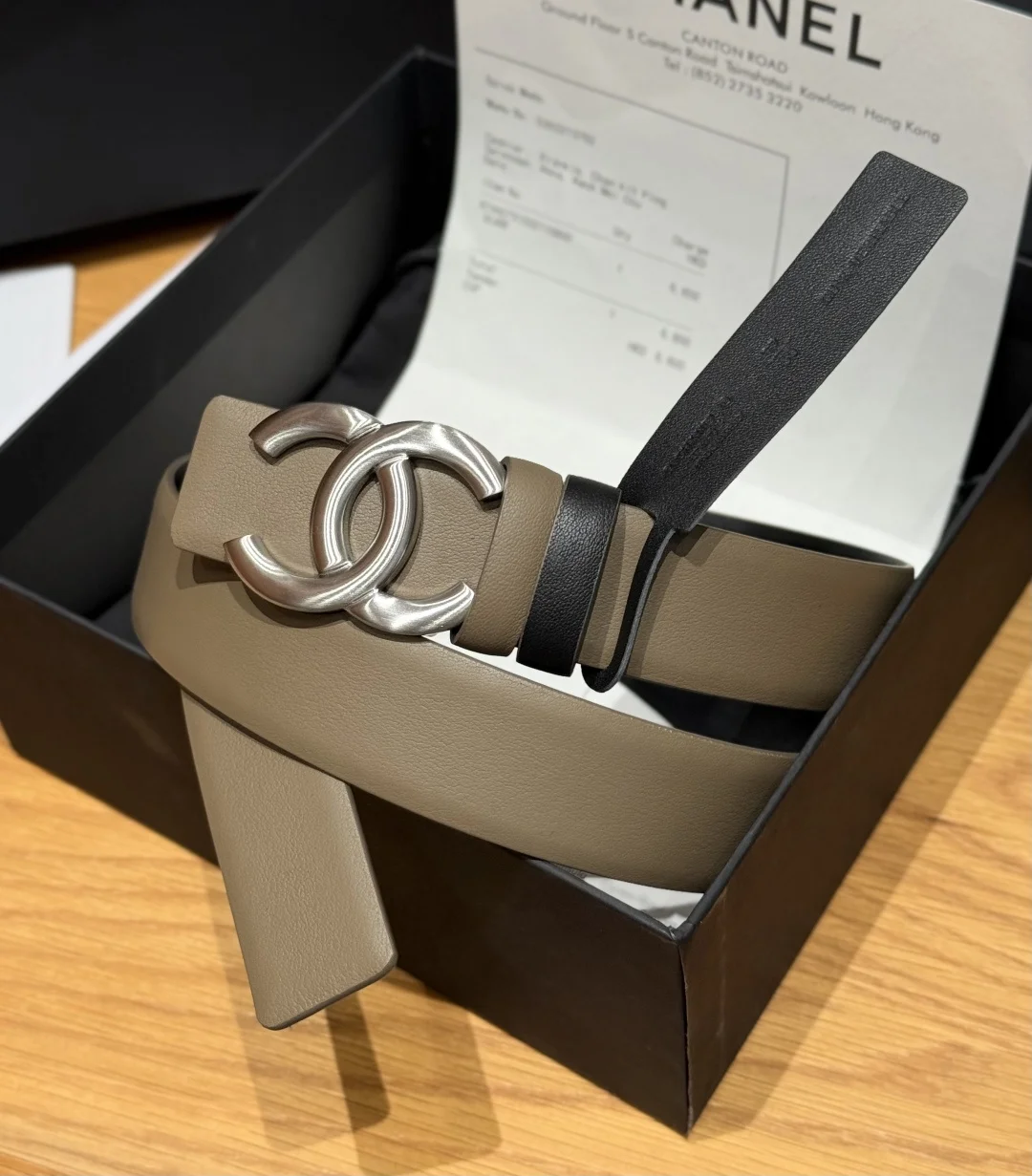 香家双面女士腰带这款采用头层牛皮制作 24p cc金色饰面logo扣 黄铜金属 双面小牛皮腰带 日常百搭款.宽度 3.0cm