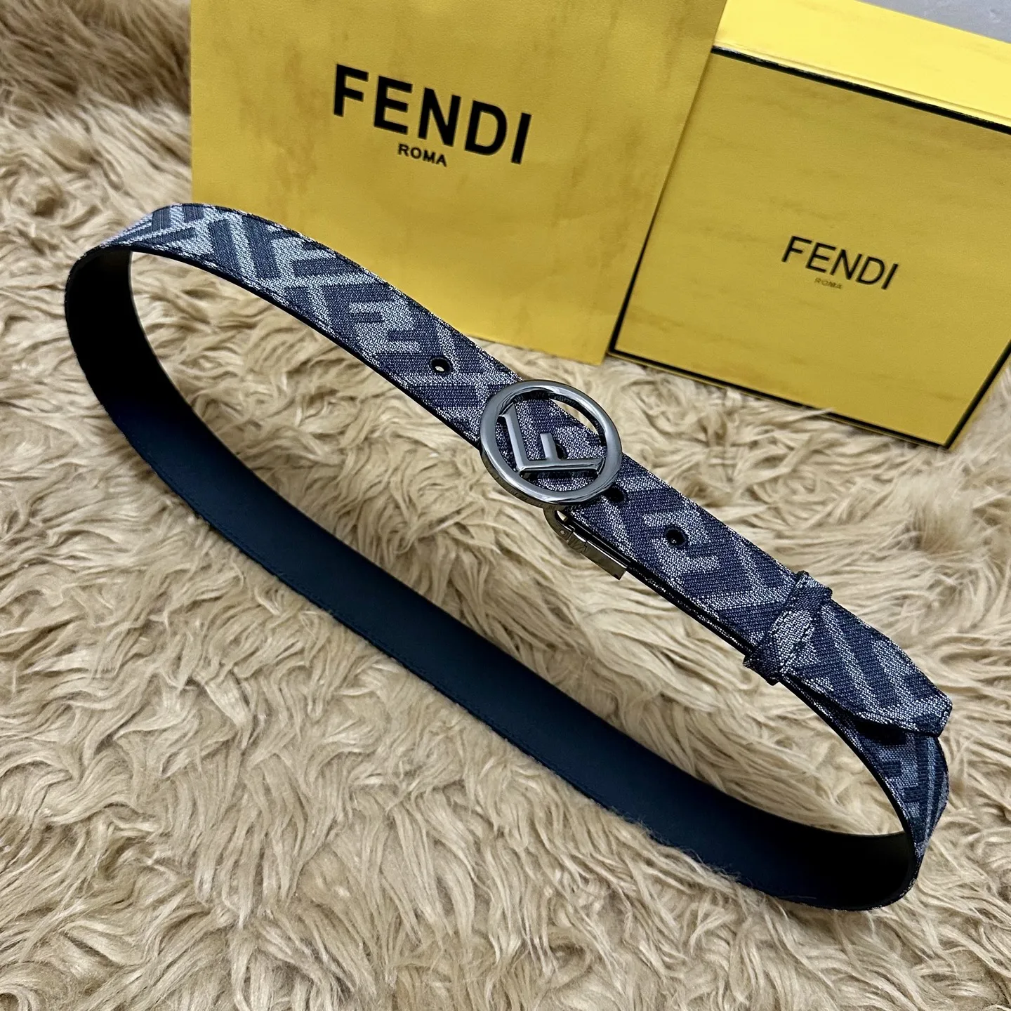原单芬迪皮带|高仿芬迪皮带|精仿芬迪皮带|一比一芬迪皮带FENDl 芬迪 全套包装 专柜同款 宽3.5CM 原版定制布料 FF图案布料材质 黑色皮革内衬 单钉镀钯金属配件 时尚潮流 经典系列