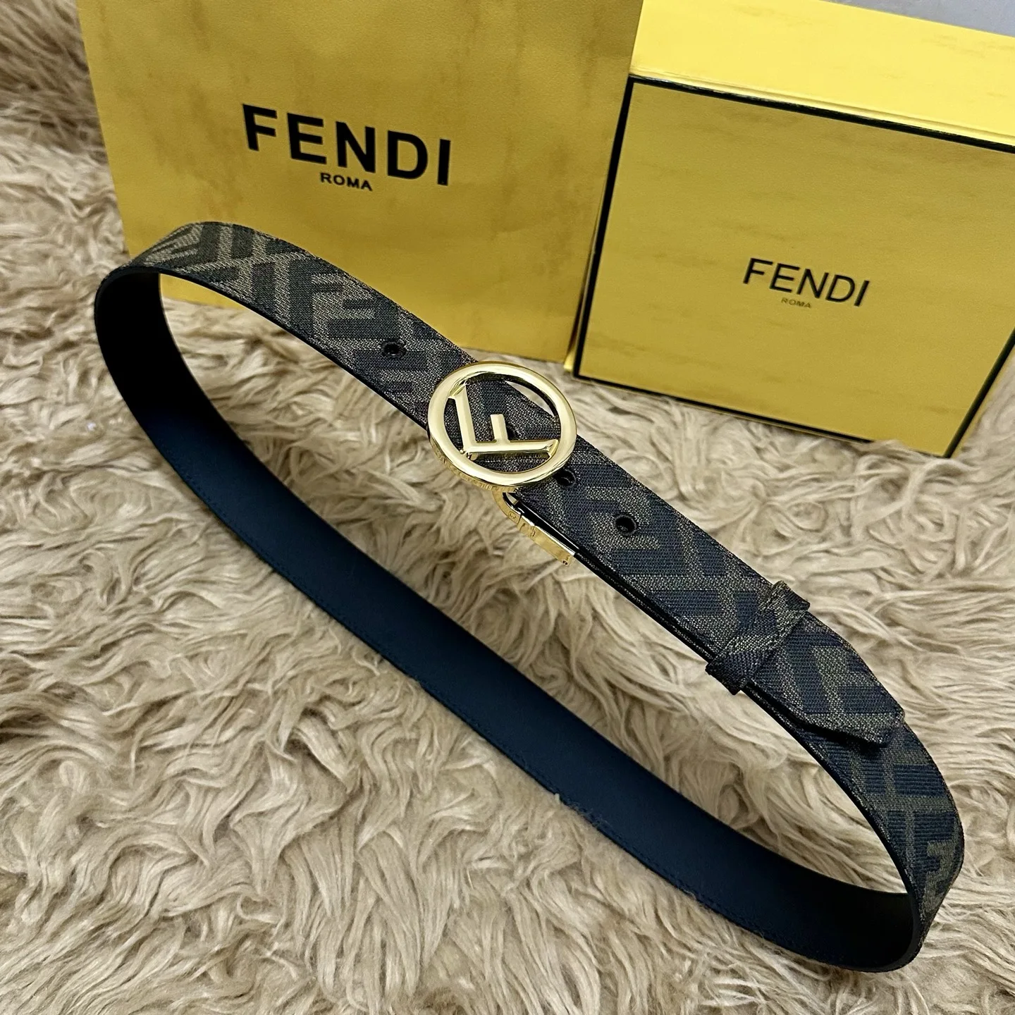 原单芬迪皮带|高仿芬迪皮带|精仿芬迪皮带|一比一芬迪皮带FENDl 芬迪 全套包装 专柜同款 宽3.5CM 原版定制布料 FF图案布料材质 黑色皮革内衬 单钉镀钯金属配件 时尚潮流 经典系列